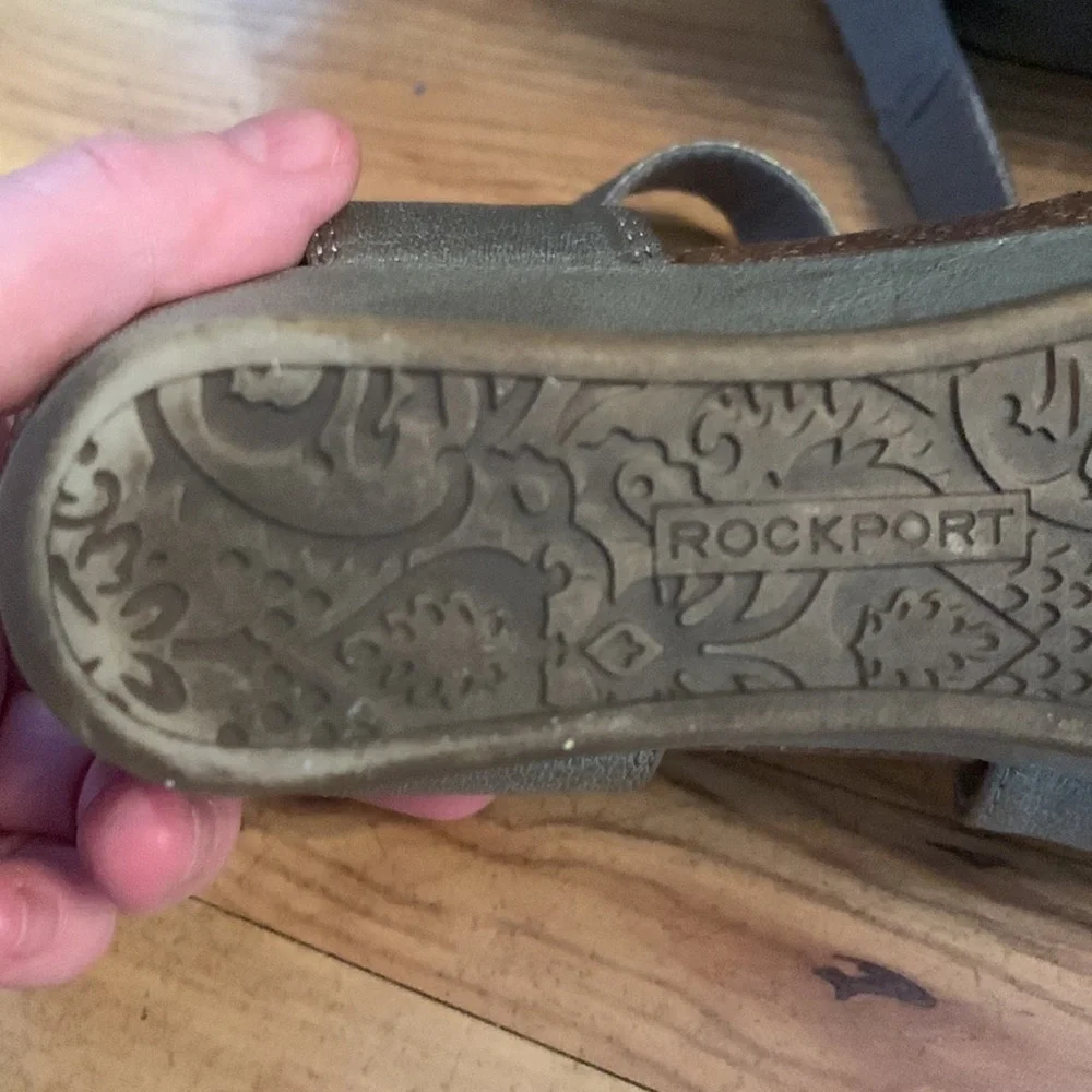Rockport Cobb Hill Size 6 asymmetry metallic leather strap comfort sandals EUC
